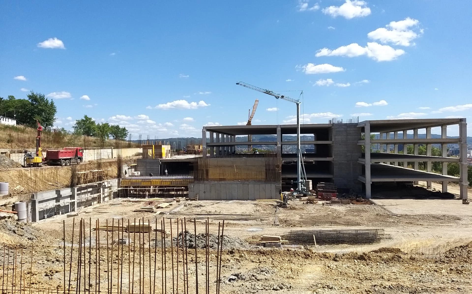 Ne nazire se završetak radova parking garaža kod UKC-a