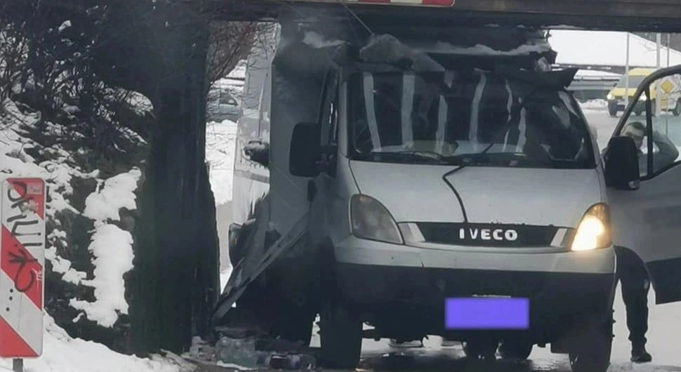 Nezgoda u Banjaluci: Kombijem udario u željeznički nadvožnjak