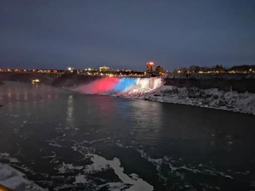 Nijagarini vodopadi u bojama srpske zastave