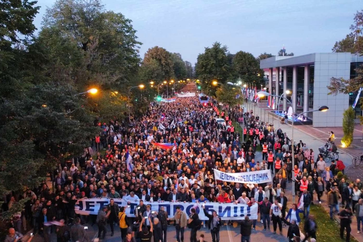 Održan protest na Trgu Krajine, Borenović tvrdi da se okupilo 30.000 građana