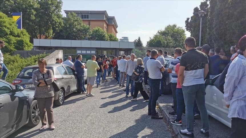 Okupljeni ispred Tužilaštva BiH zvižde i skandiraju Gordani Tadić: “Ostavka”