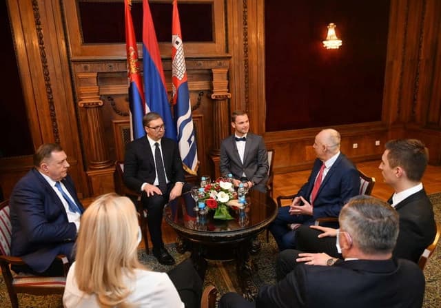 Opozicija Srpske cilja pobjedu, Vučić diplomatski balansira