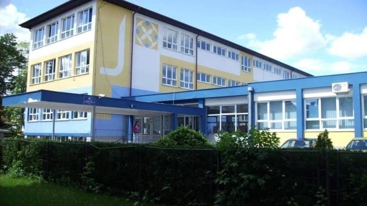 Osnovac pretučen kod škole, opkolila ga grupa đaka