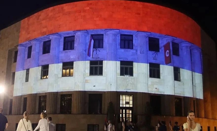 Palata Republike u bojama srpske zastave