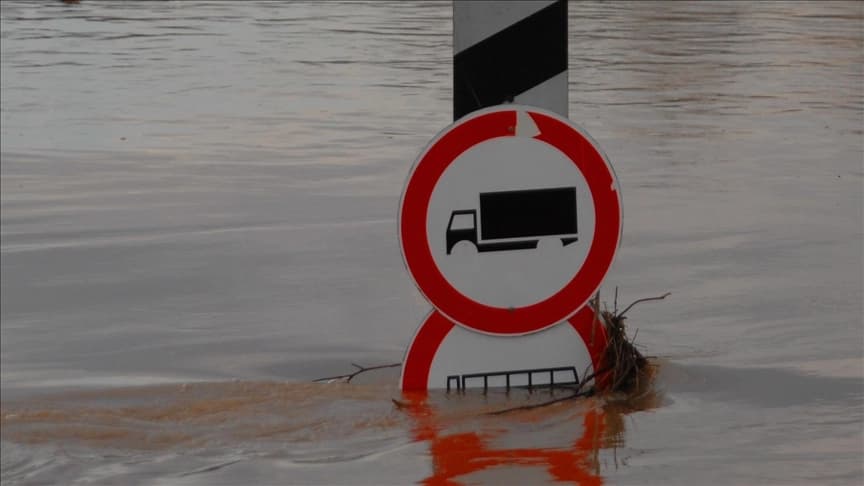 Pojedine dionice i dalje neprohodne zbog izlijevanja vode na kolovoz