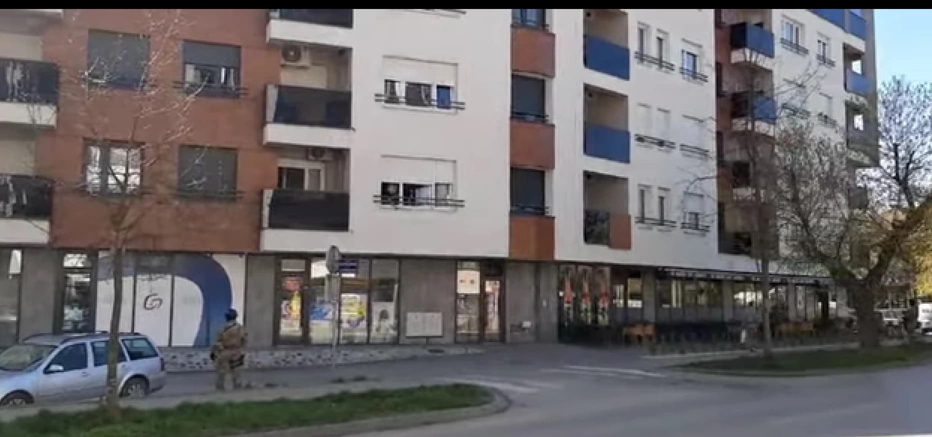 Policija naoružana dugim cijevima u banjalučkom naselju Obilićevo