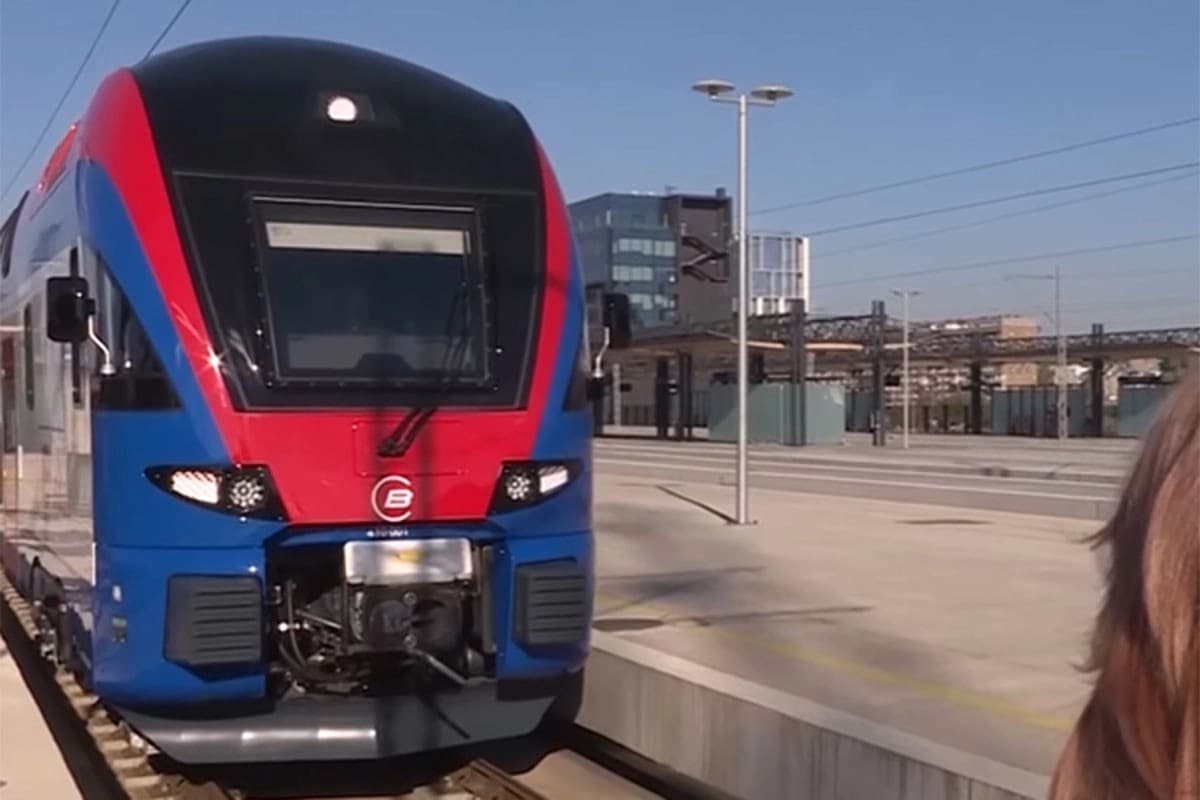 Potpisan grant EU za brzu prugu Beograd-Niš u prisustvu Vučića i Varheljija