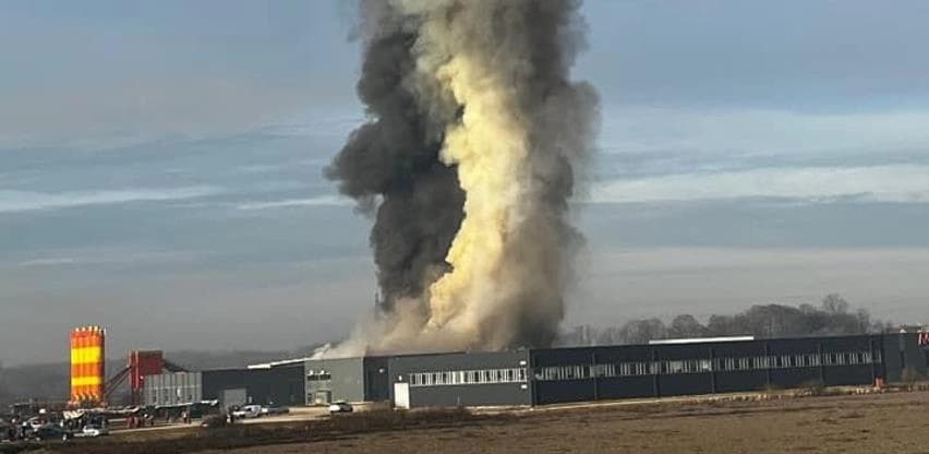 Požar u Brčkom, gori postrojenje salona namještaja “Malagić”