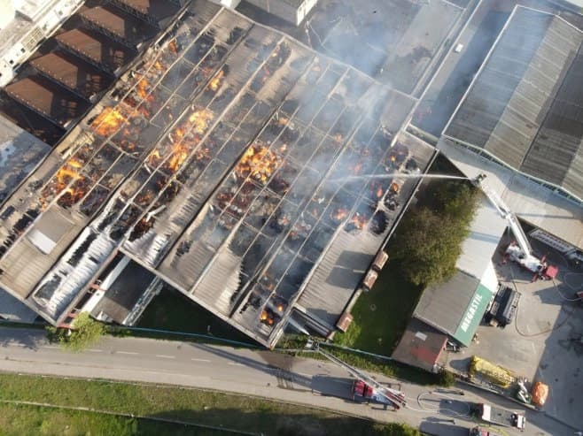 Požar u fabrici “Celeks” u Banjaluci progutao fabriku papira