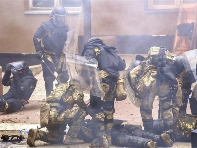 Poznato u kakvom je stanju Srbin ranjen u incidentu u Zvečanu