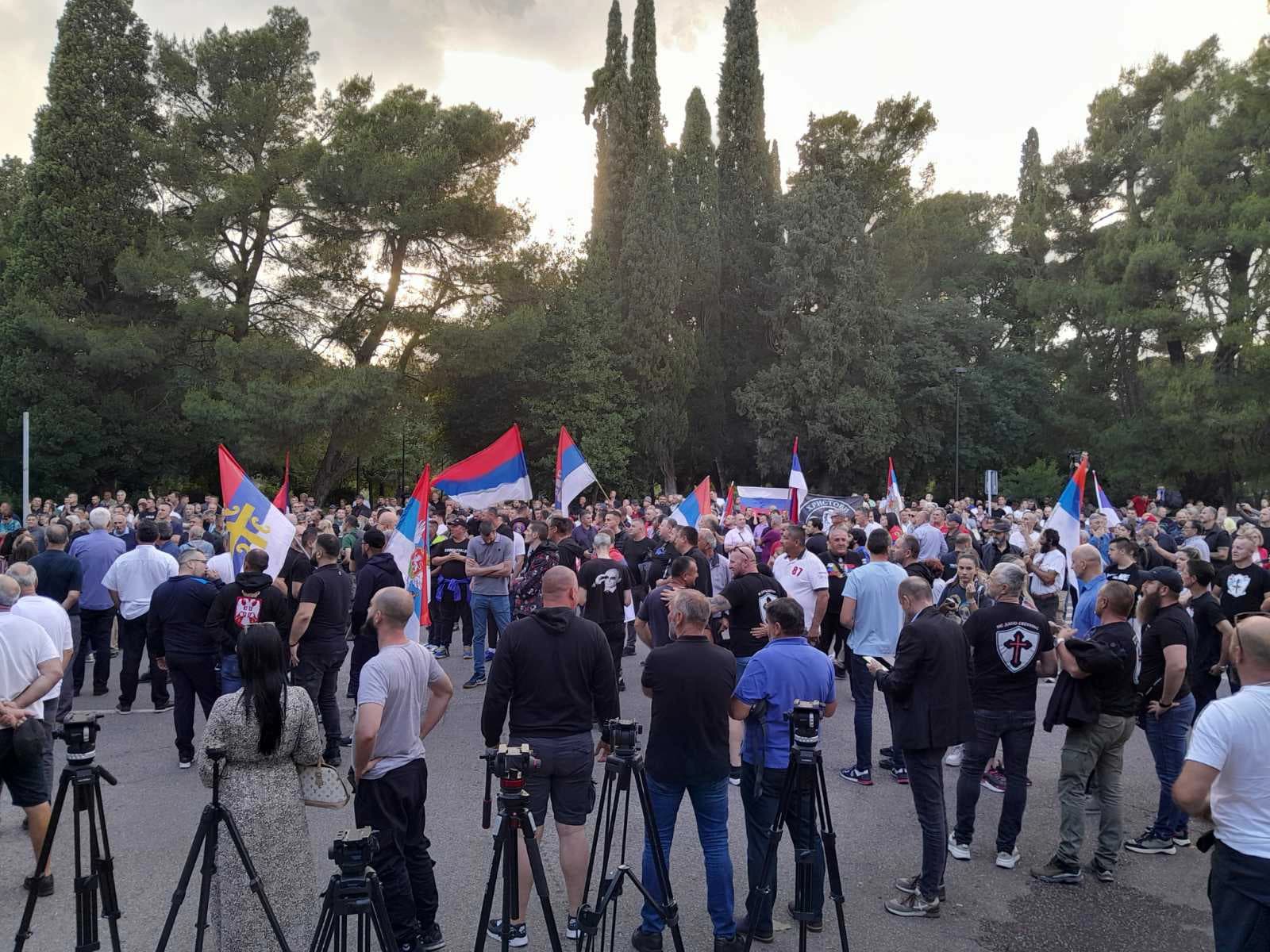 Protest ispred Vlade Crne Gore zbog rezolucije o Srebrenici