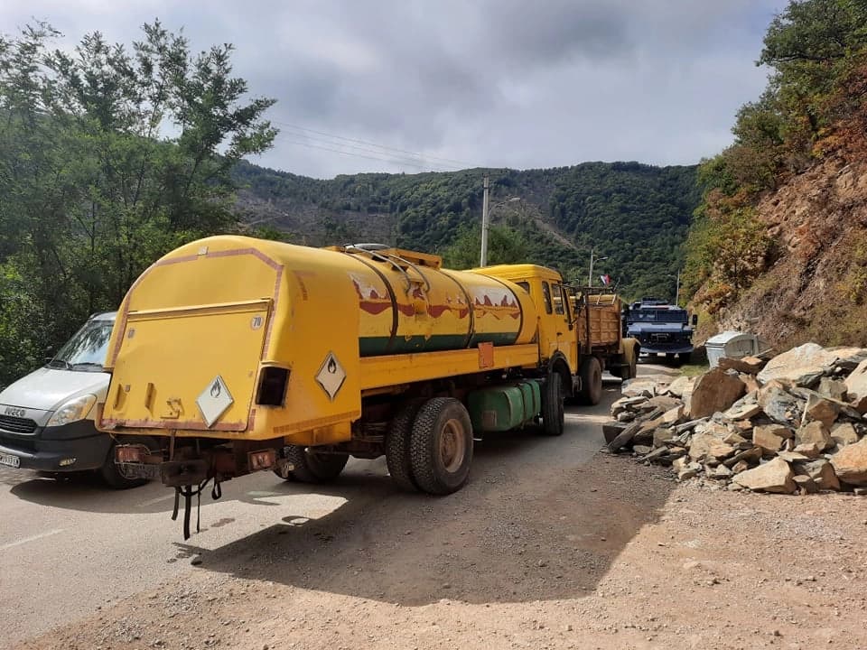 Saobraćaj i dalje u prekidu na Jarinju i Brnjaku