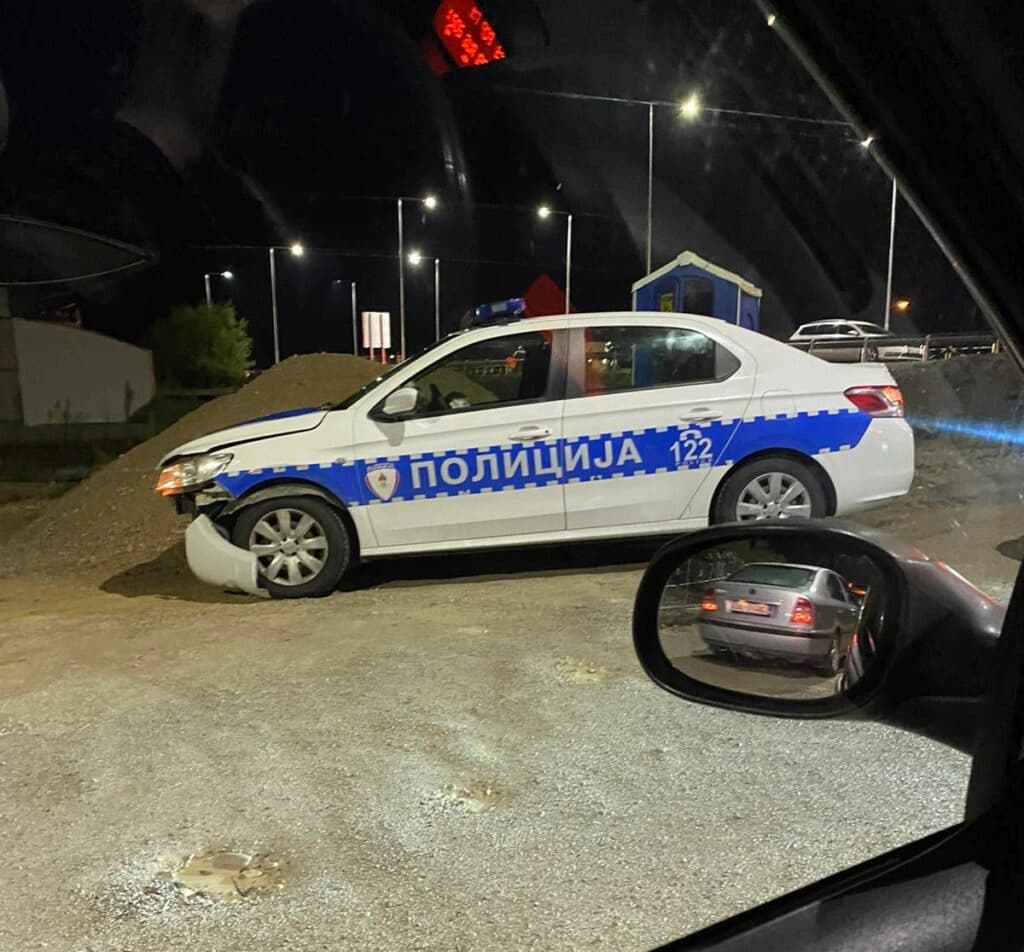 Saobraćajka u Dragočaju kod Banjaluke: Slupano i policijsko auto