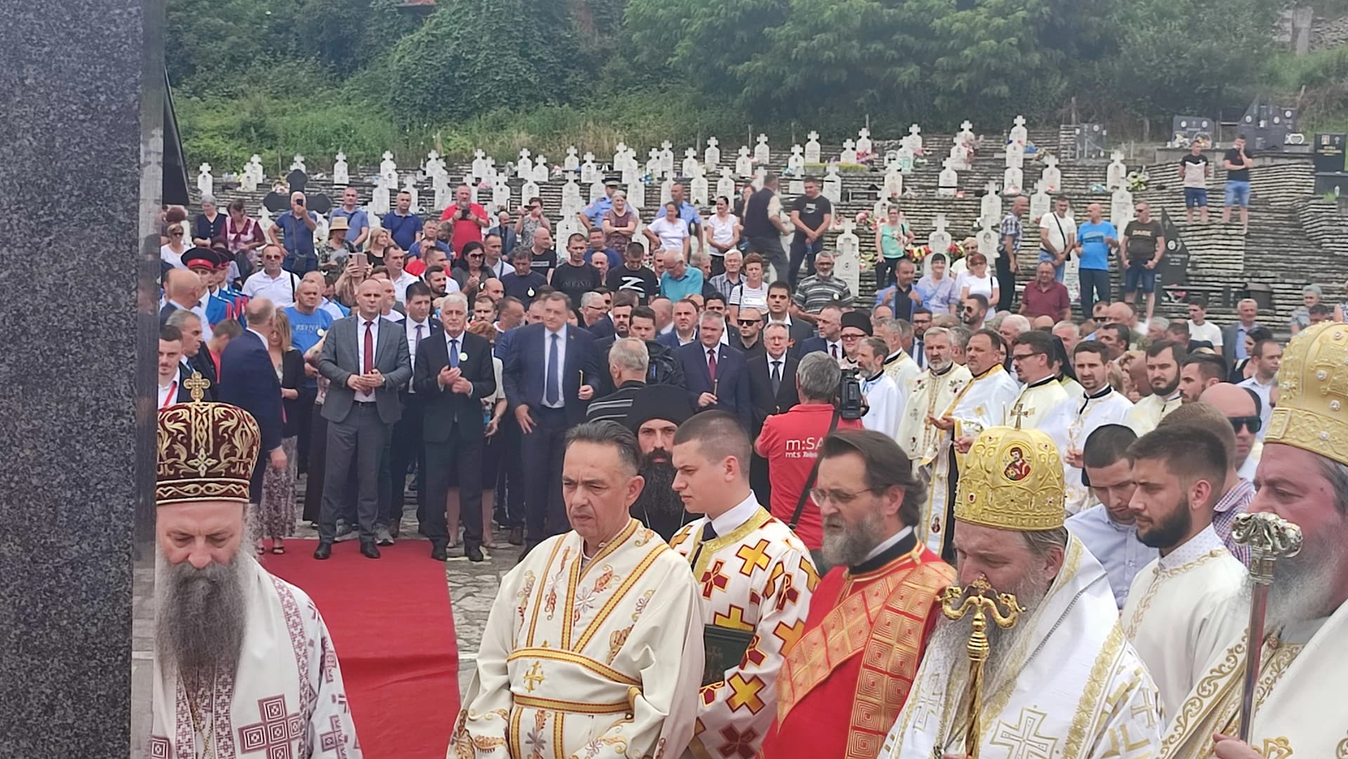 Služen parastos stradalim Srbima iz Podrinja, položeni vijenci i cvijeće