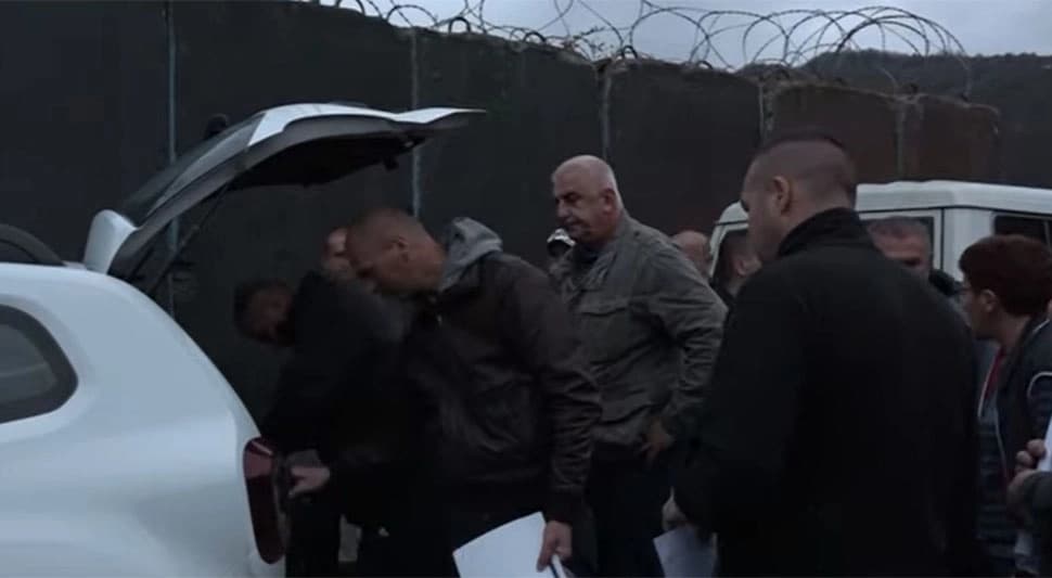 Srpski policajci i službenici na Jarinju i Brnjaku napustili službu