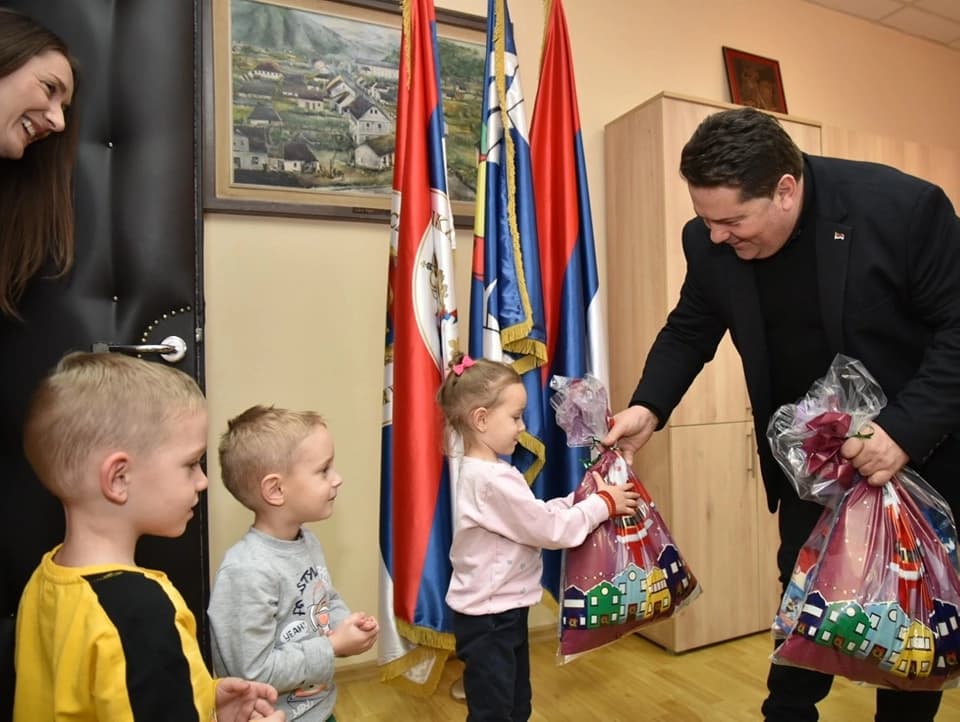 Stevandić nije zaboravio bratunačke trojke, uručio im novogodišnje paketiće