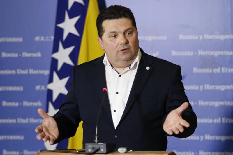 Stevandić poručio da Zvizdić zarad ličnog političkog marketinga krši Ustav