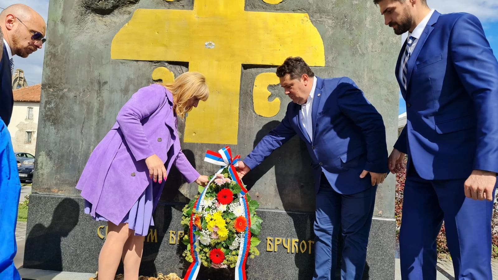 Stevandić posjetio Brčko i položio vijence na dva najveća srpska spomenika