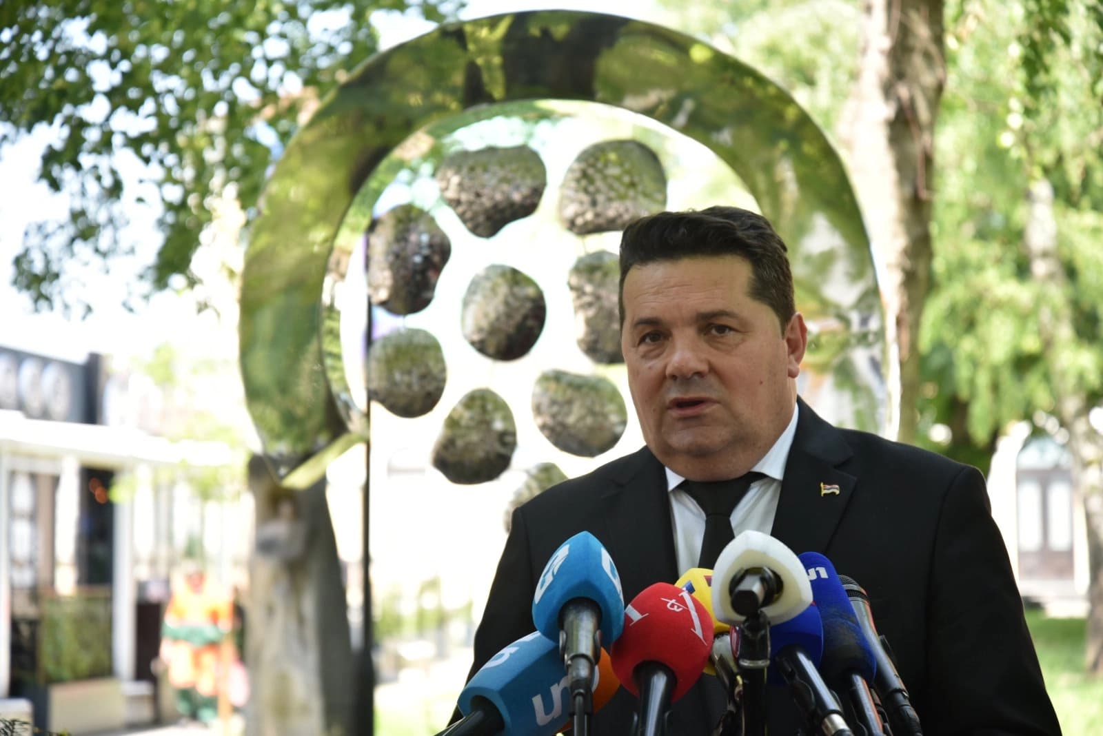 Stevandić pozvao sve diplomate da posjete Spomen-obilježje za 12 beba