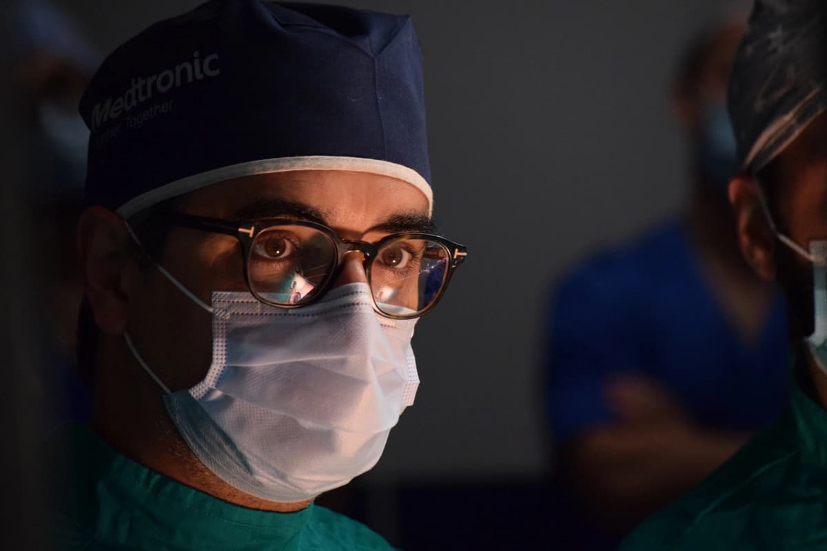 Svjetski grudni hirurg izveo četiri operacije sa timom UKC