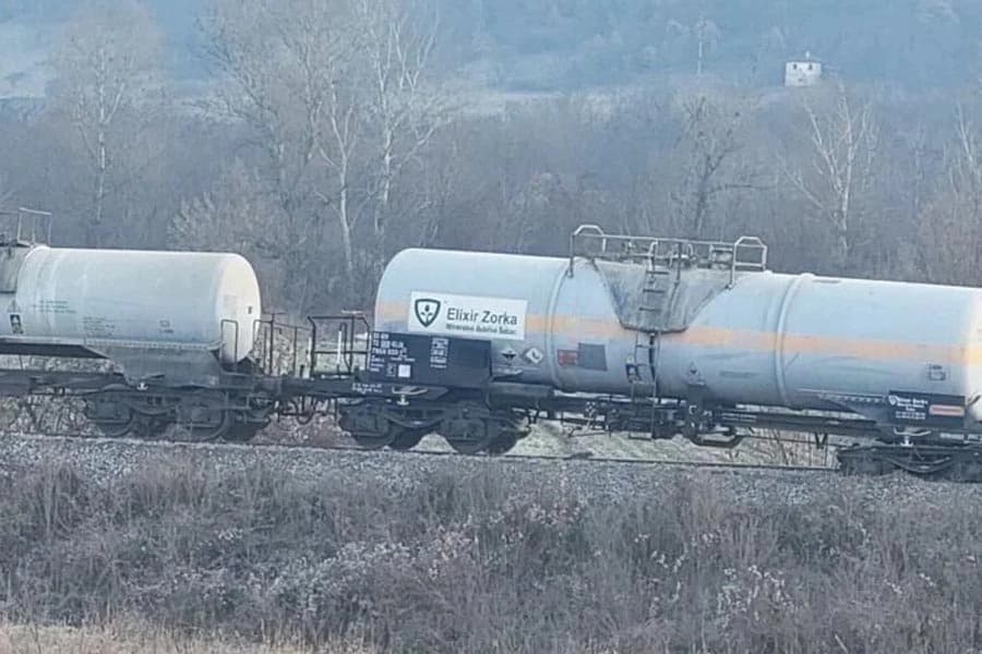Teretni voz sa fosfornom kiselinom ispao iz šina u Srbiji