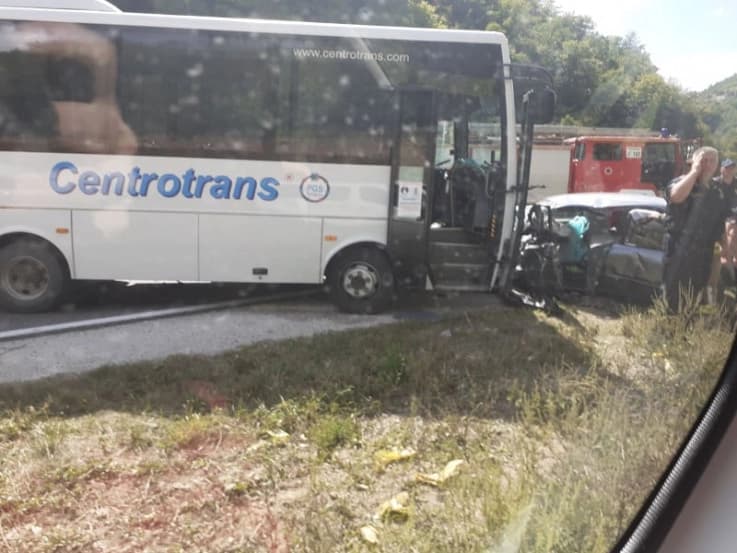 Teška saobraćajna nesreća kod Semizovca, poginule dvije osobe