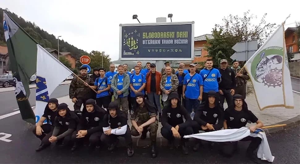 U Bužimu ratni barjaci, djeca kliču “Alahu ekber”