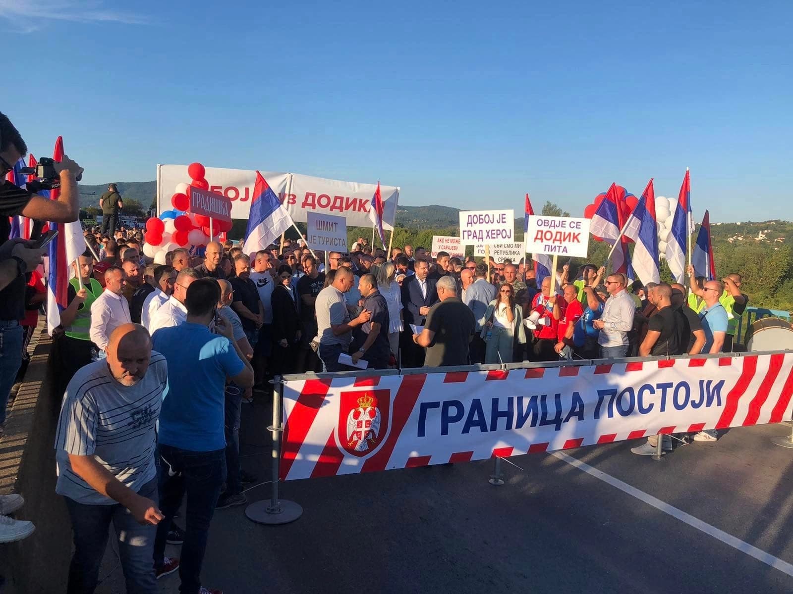 U povratku s protesta Teslićani napadnuti u Jelahu