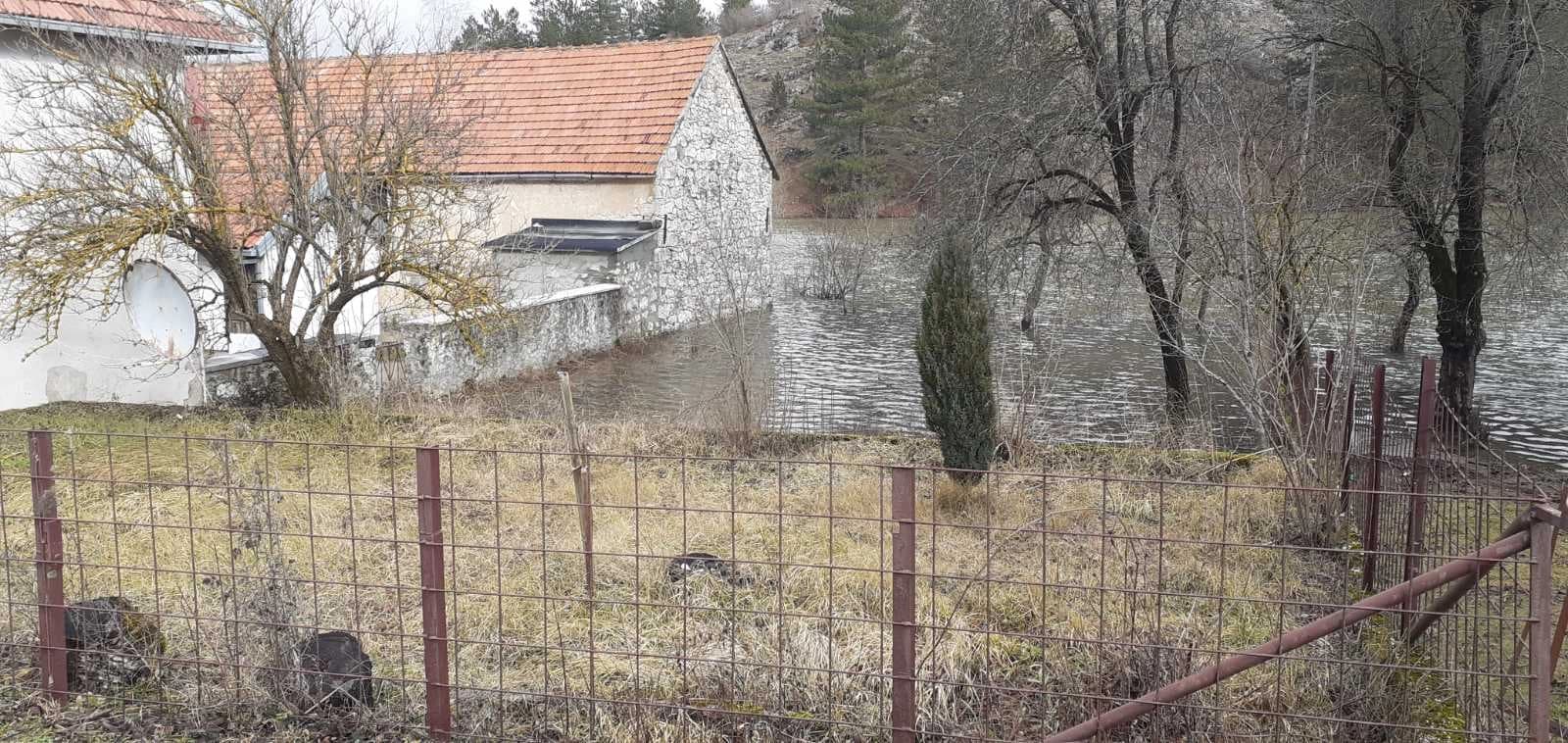 U selu Fojnica voda ušla u pet kuća; Put Gacko-Nevesinje prohodan
