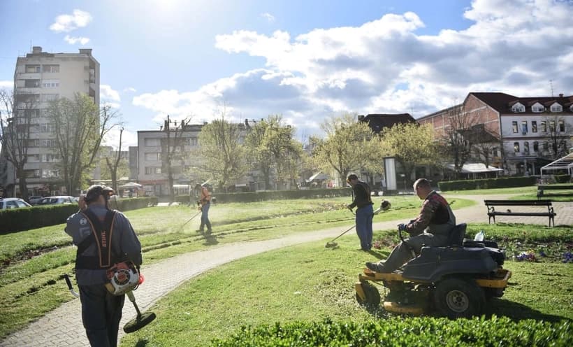U toku košenje, orezivanje i uklanjanje suvih stabala