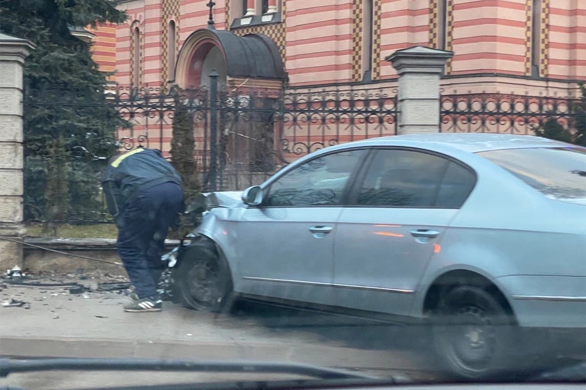 Udes u centru Banjaluke: Pasatom izletio iz kružnog i udario u crkvenu ogradu