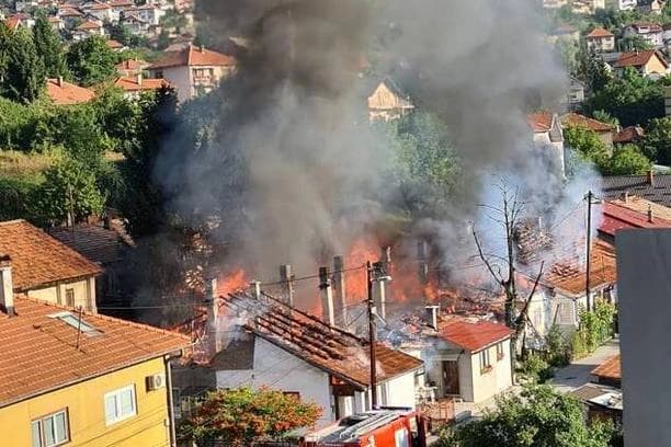 Veliki požar u Buća Potoku, gusti oblak dima iznad Sarajeva