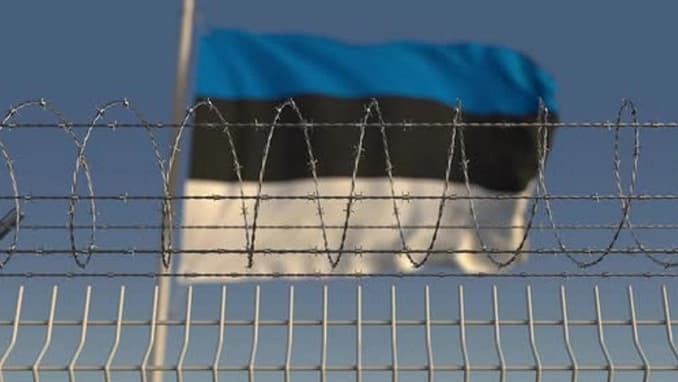 Vojska vježba podizanje bodljikave žice na granici s Rusijom