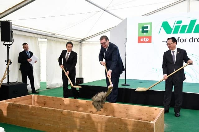 Vučić: “Srbiji ide milijarda”; “Osam fabrika za sedam godina”