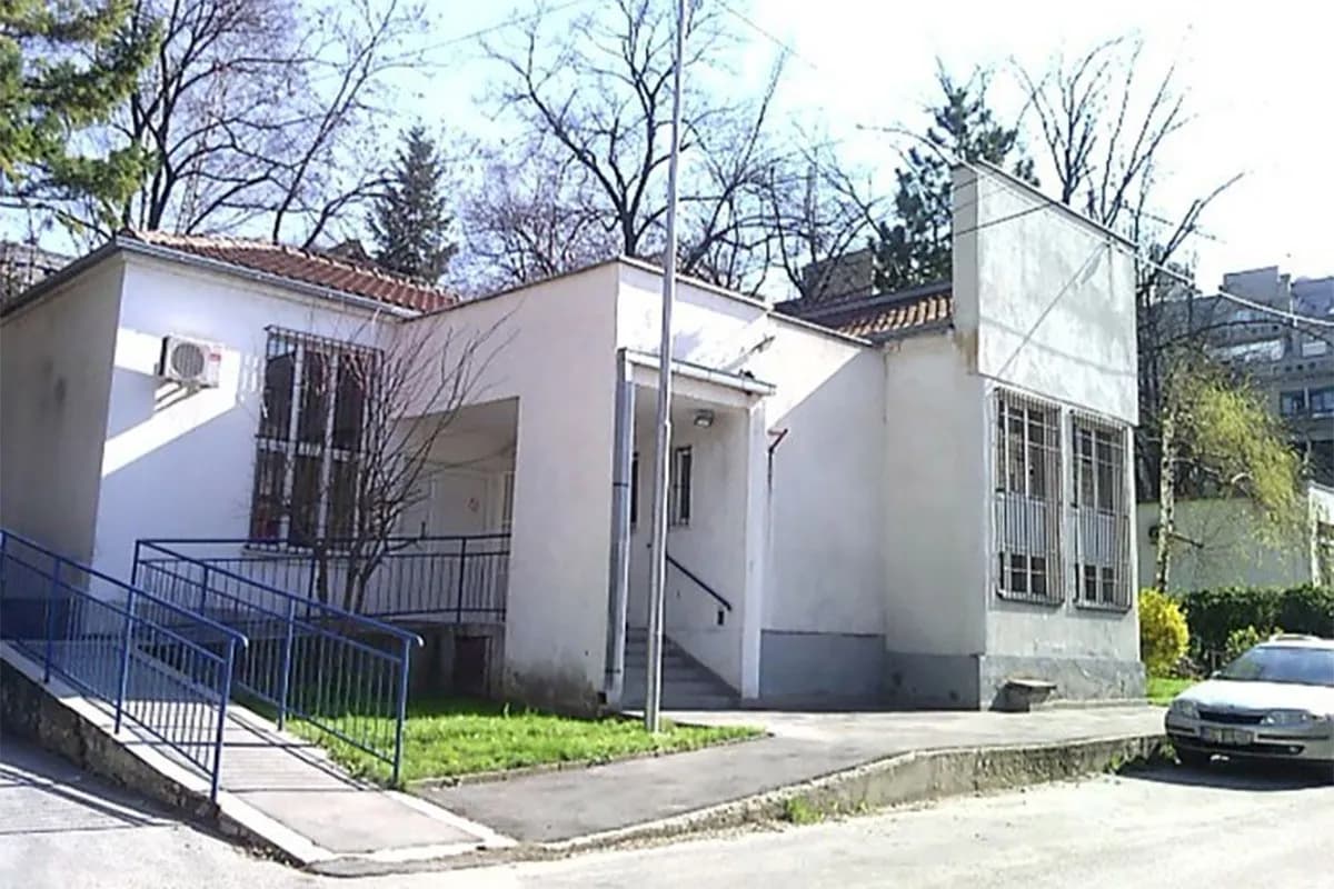 Oglasio se direktor škole u kojoj će Kosta K. nastaviti obrazovanje