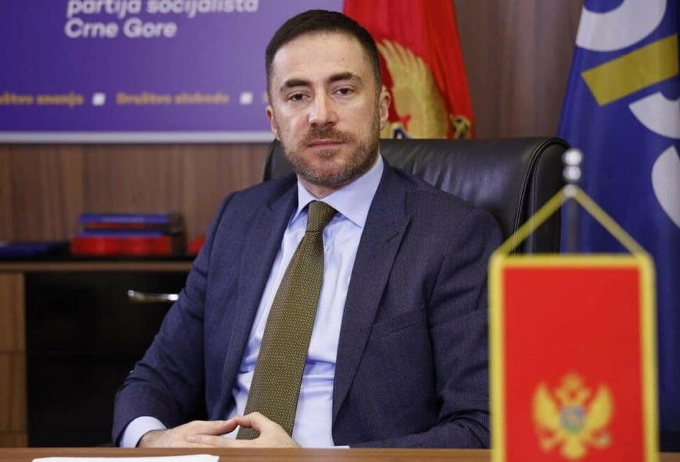 Aleksandar Bogdanović, generalni sekretar DPS-a, apeluje na građane da ga pozovu na njegov mobilni +38267008002 radi podrške Milu Đukanoviću