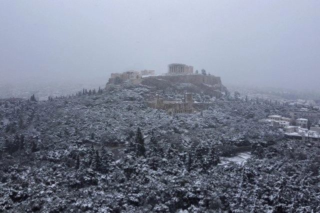Atina paralisana; Na ulice izašla i Vojska