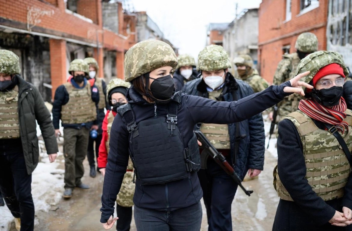 Baerbock u panciru i sa šljemom na glavi posjetila liniju kontakta na jugoistoku Ukrajine
