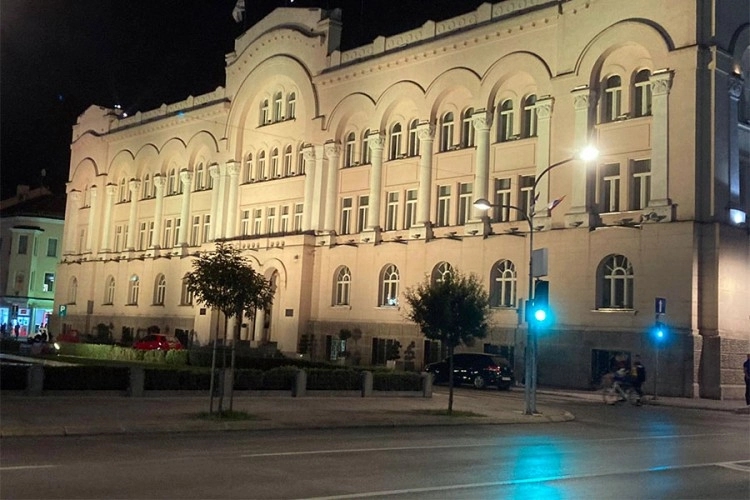 Banski dvor i zgrada Gradske uprave Banjaluka večeras osvijetljeni zlatnom bojom