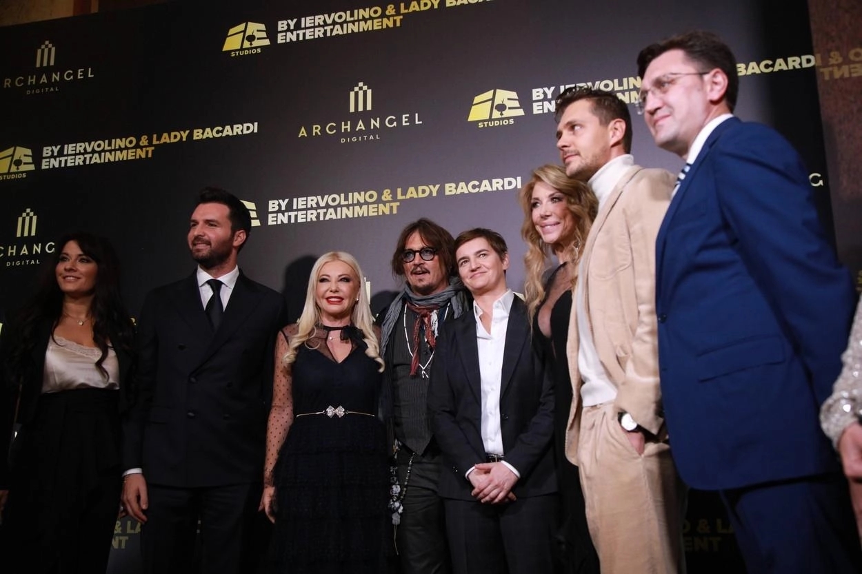 Biković: “Džoni govori srpski bolje od nekih mojih kolega”; Dep: “Zaposlio sam se ovde na recepciji”