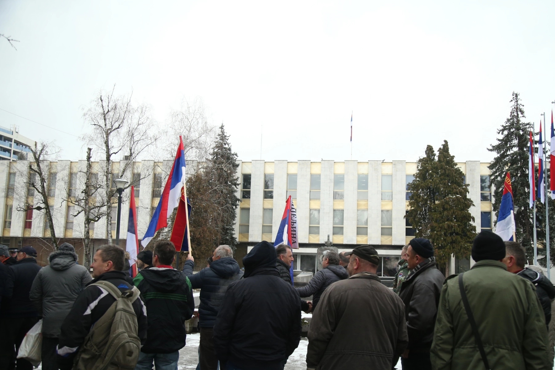 Borci ispred skupštine traže sjednicu o njihovim pravima: Izviždali i vlast i opoziciju