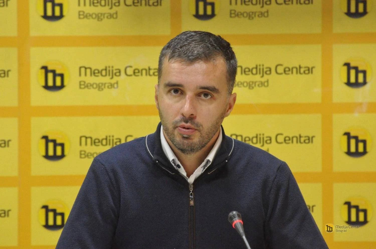 Bura u “Kreni-promeni”; Odbor u Novom Beogradu protiv blokada, hoće da napuste Savu Manojlovićaon ih tjerao na ritual zakletve