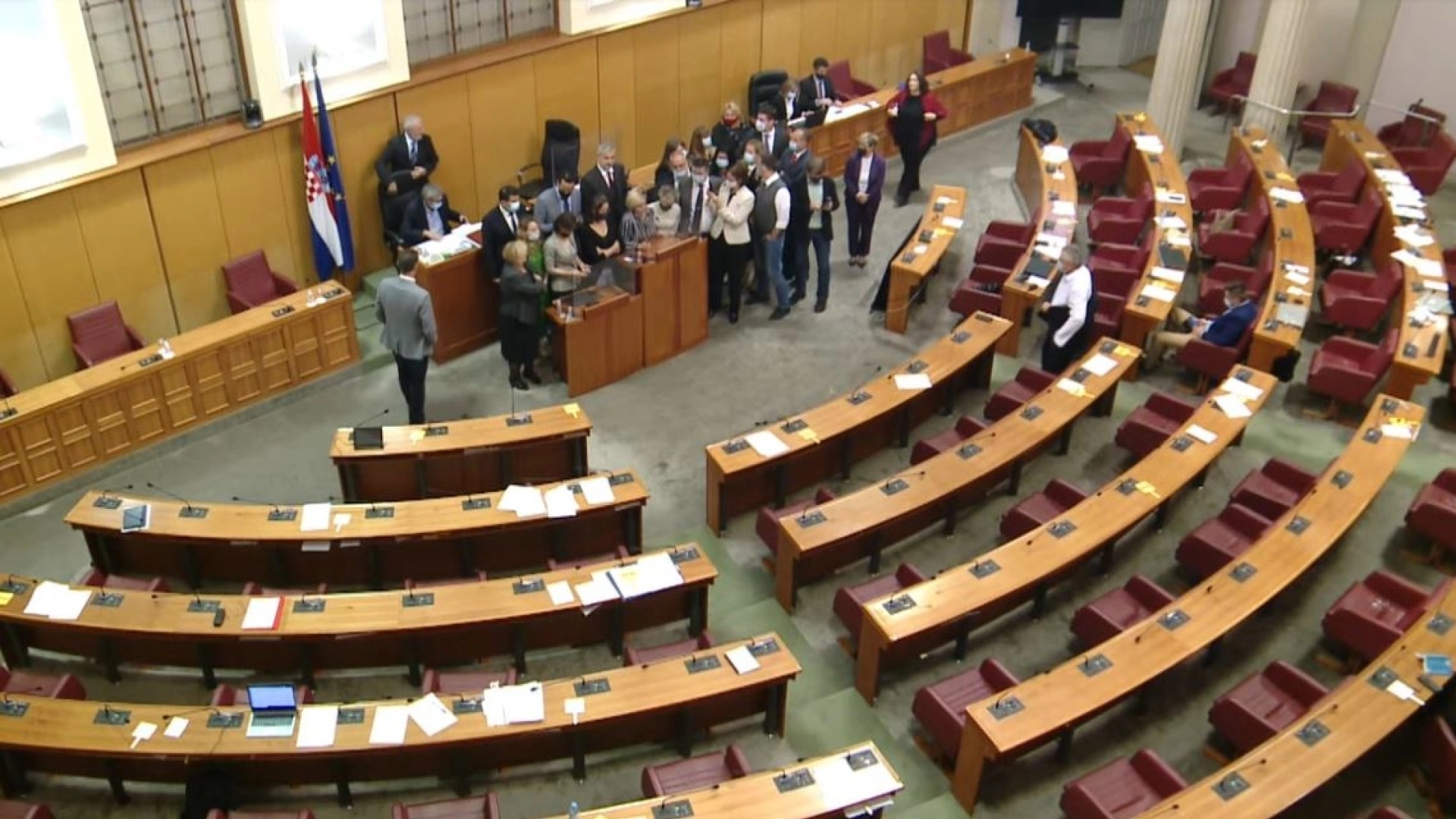 Burna rasprava u Hrvatskom saboru: Opozicionari “zauzeli” govornicu, sjednica prekinuta