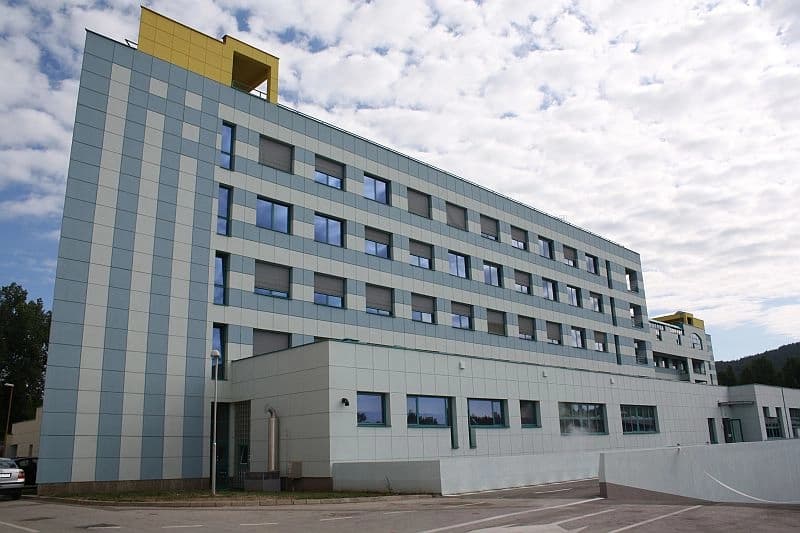 Dječak kojeg je udarila odbornica DF-a i dalje u teškom stanju