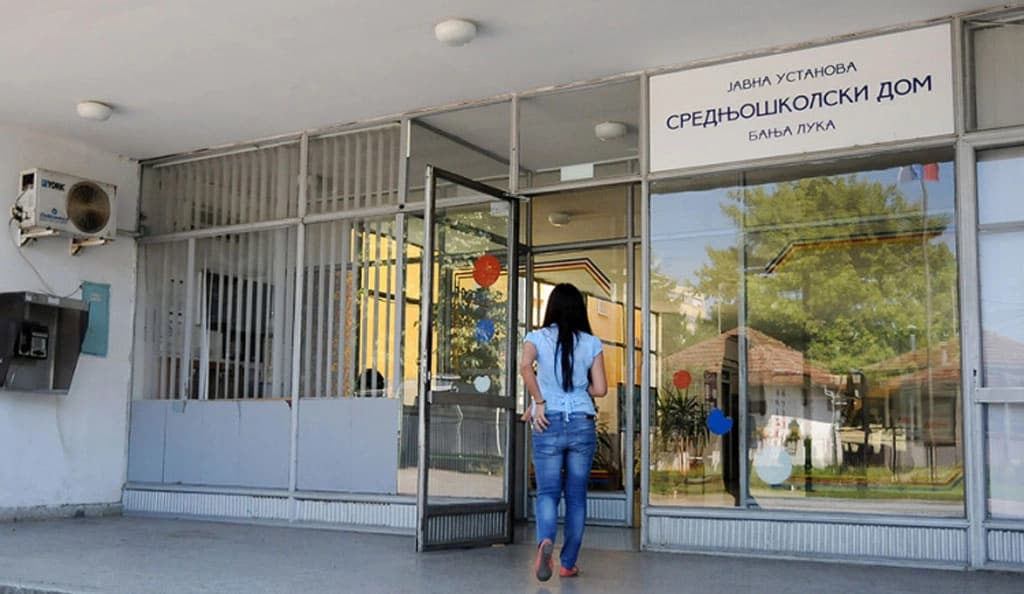 Drama u Banjaluci: Ušetao u dvorište Srednjoškolskog doma sa noževima u rukama, policija uhapsila nasilnika