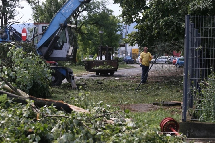 Ekipe i danas na terenu: U Banjaluci se nastavlja saniranje posljedica nevremena