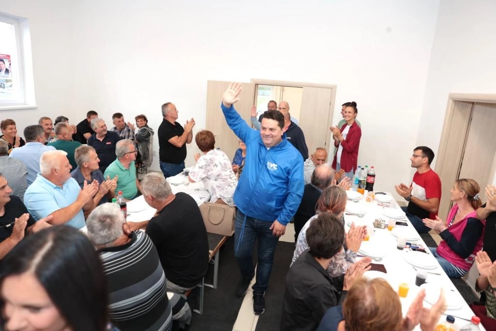 “Gradiška je bastion Ujedinjene Srpske” – Tribina Ujedinjene Srpske ispunjena do poslednjeg mjesta