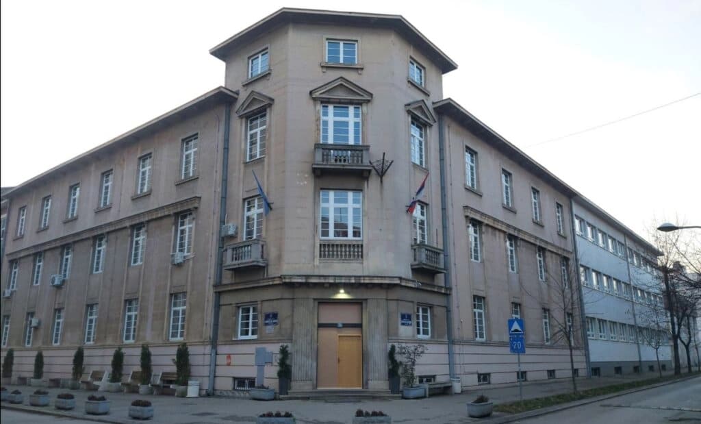 Građani ostali iznenađeni: Šta se desilo sa ulaznim vratima Ekonomske škole u Banjaluci?