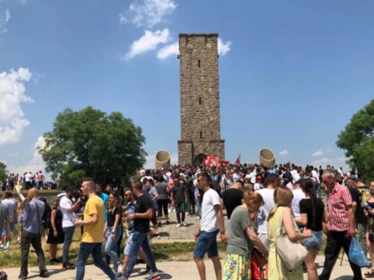 Hiljade ljudi na Gazimestanu: Policija oduzimala srpska obilježja, pretresli i monahinju