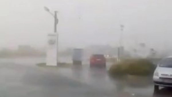 Jako nevrijeme pogodilo Šabac: Vjetar čupao krovove, drveće, odnio cijelu fasadu